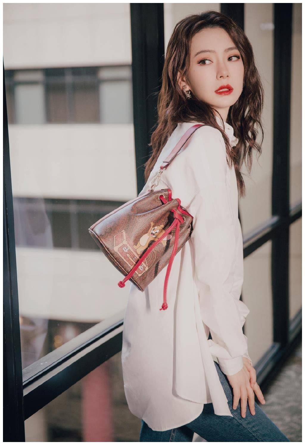 穿牛仔短裤搭配过膝长靴,皮草大衣派头十足_戚薇和_衣服_李承铉