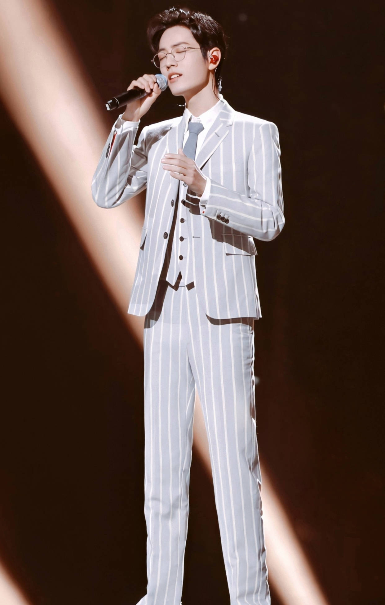 原创183cm肖战衣品开挂明明都是舞台造型却一个自律一个贵气