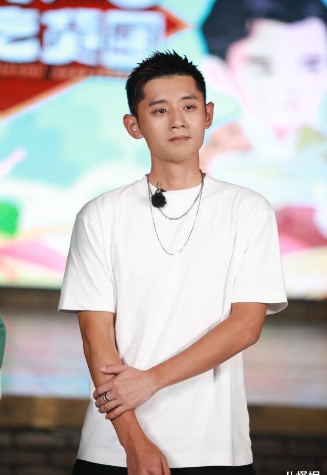 视频中,张继科头戴白色棒球帽身穿绿色无袖背心,与一位身穿黑色连衣裙