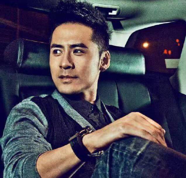 对于感情,黄征很少透露妻子身份,据传其妻子名叫张琳悦,且是黄征的