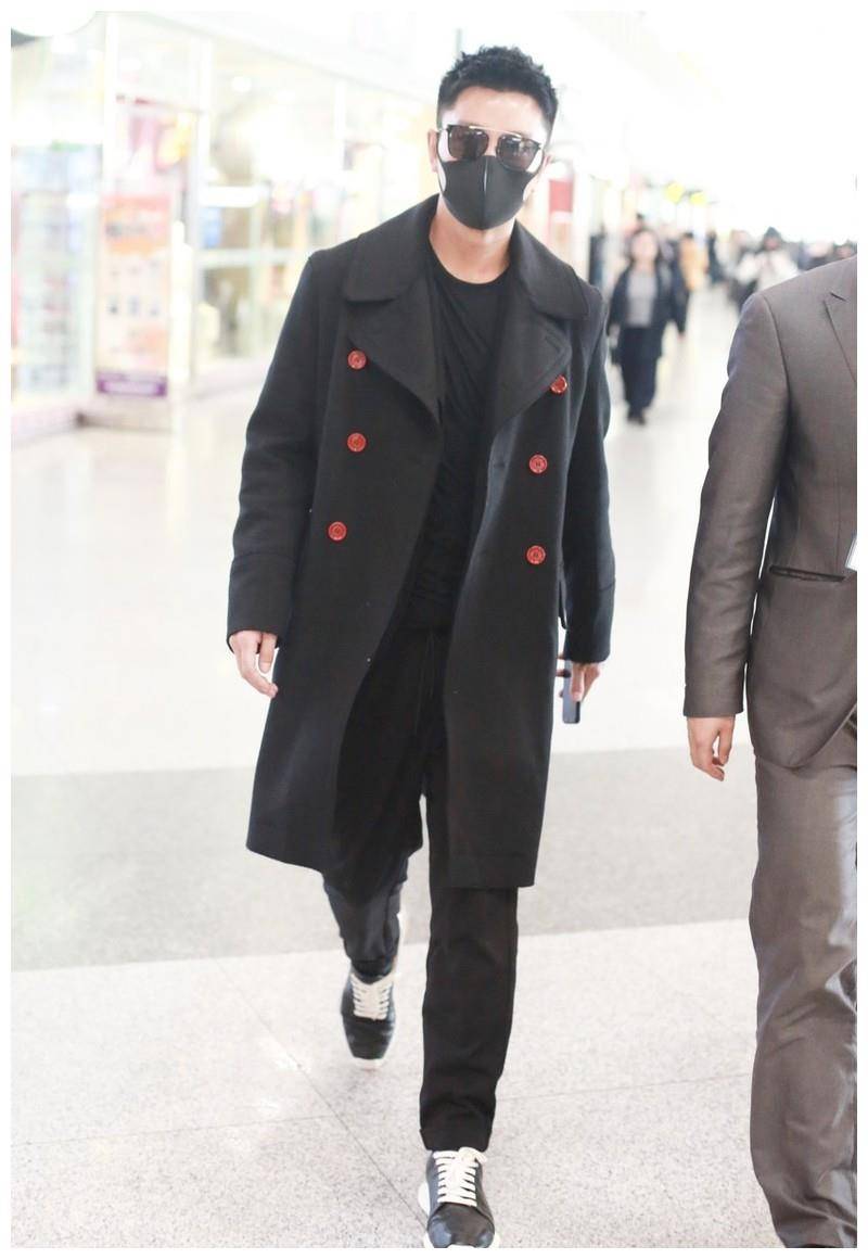 贾乃亮落寞走机场,黑色大衣配夹克低调深沉,独自行走不见笑容
