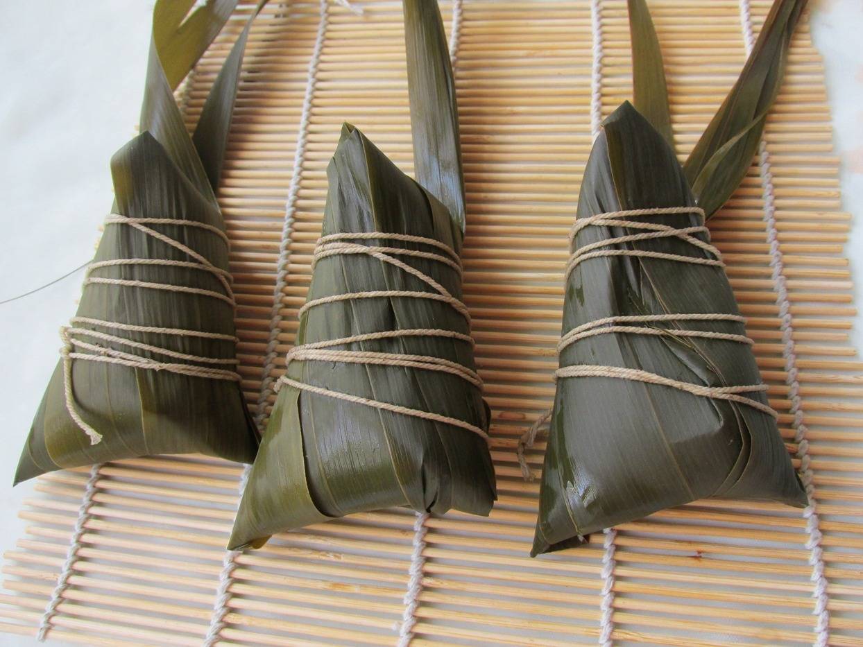 端午节快到了包一款蜜枣粽来过节附四角粽包法