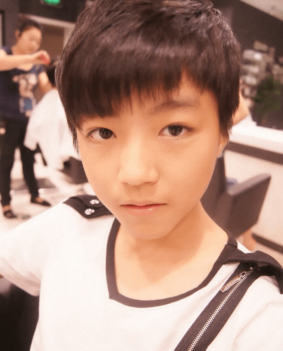 放弃事业和自我,母亲对王俊凯"平凡的爱",让他7年成顶流_龚声宏_儿子