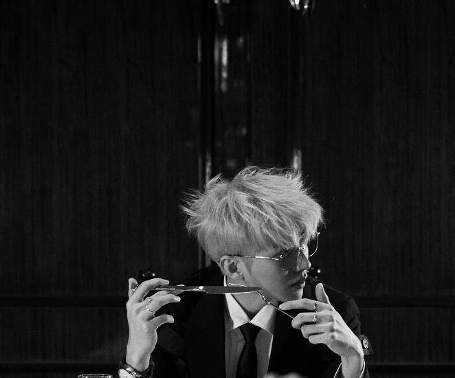 原创蔡徐坤豪门大片曝光白发加金丝框眼镜撕漫男气质十足