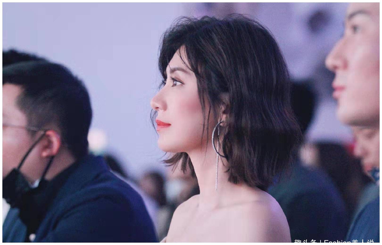 据说侧脸是衡量人脸高度的标准之一,贾静雯是一张360度无死角的脸.