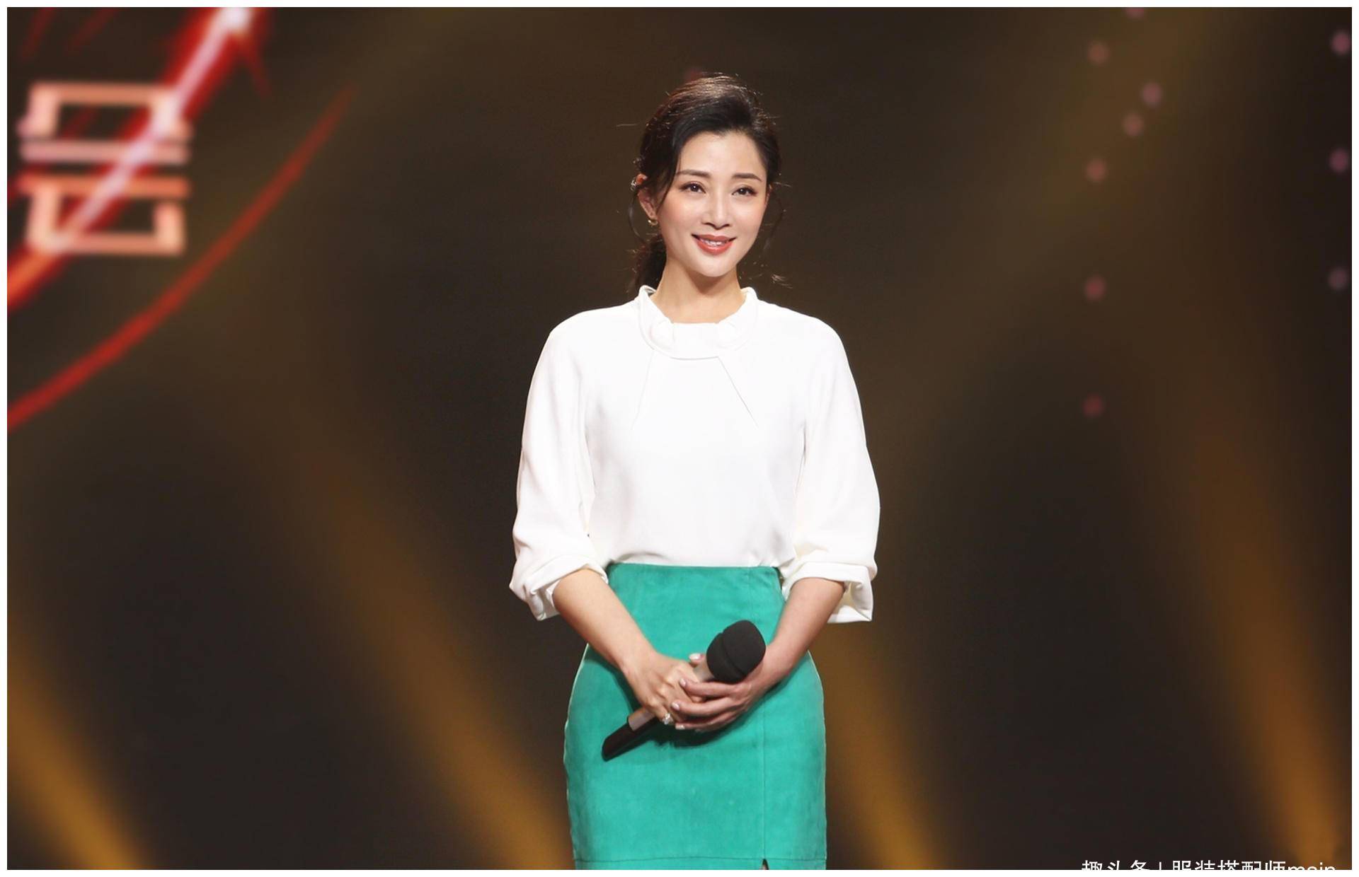 原创殷桃年过四十身材保持良好一身黑衣简约帅气素颜美得舒服自然