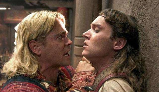 被加封皇后的斯波鲁斯在尼禄强迫之下每天穿着女人的衣服,画着女人的