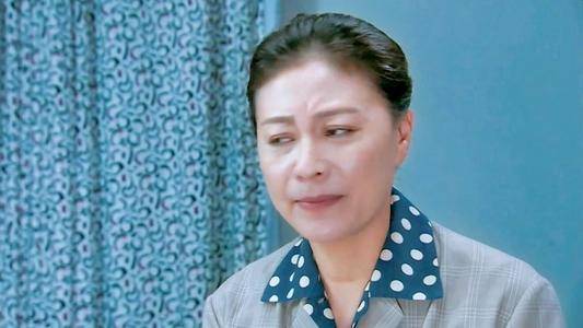 张嘉译的前妻,患病后遭丈夫抛弃,56岁靠女儿跑龙套养她_岳红_母亲
