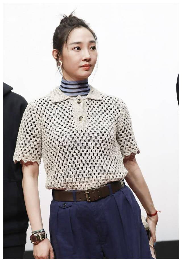 原创白百何一身复古造型走机场清爽造型很显小但裤装却有点显胖