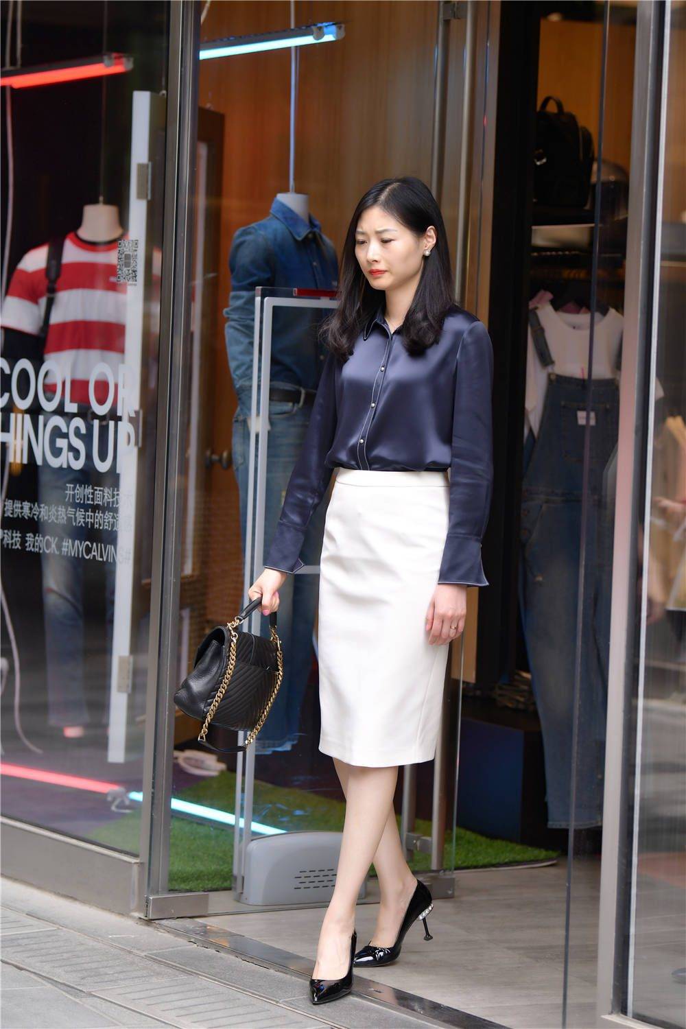 白色高腰筒裙,搭配蓝丝质衬衣,脚下穿着黑色尖头细跟鞋_风格_美女
