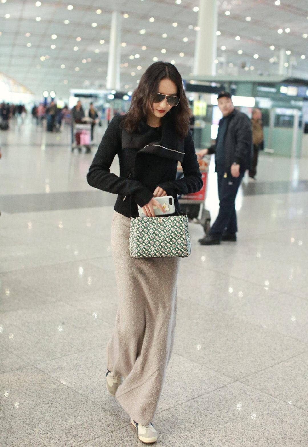 配经典蓝高腰直筒仔裤,黑色小西装和同色皮短靴为整体增添飒爽利落感