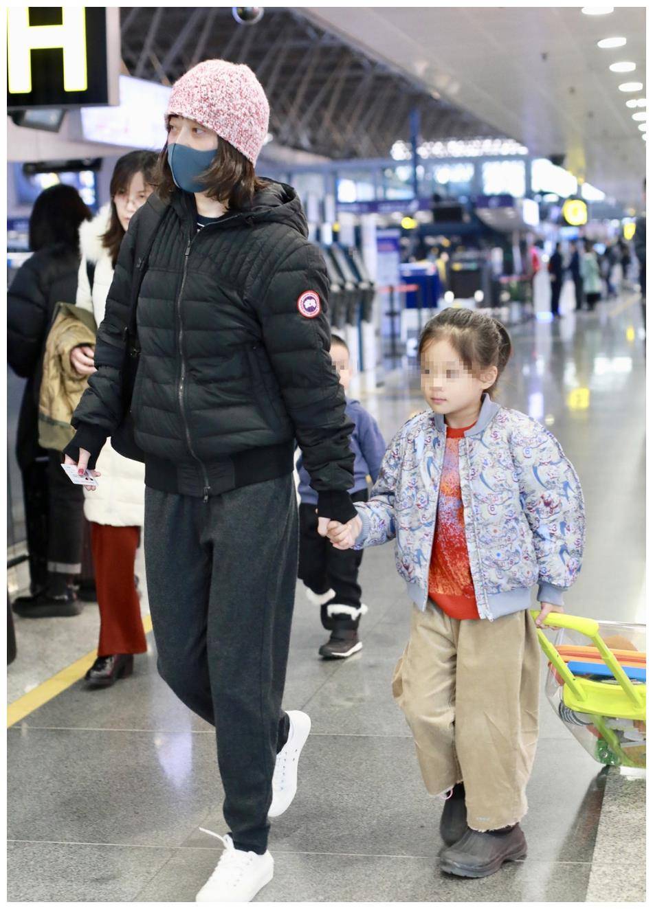 原创梅婷携儿女现身机场黑色棉服搭配休闲裤44岁了气质很出众