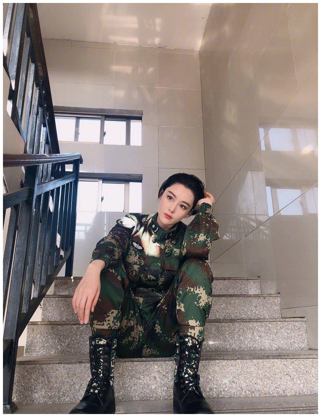 军绿色迷彩服清爽利落,黑色开叉裙小秀美腿_穿着_军嫂_魅力