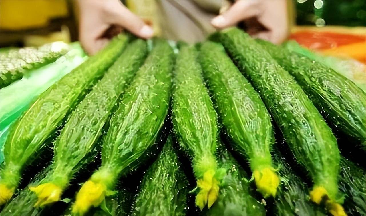 从黄瓜的营养价值上来看,很多人说黄瓜美容,也许都是因为当中的水分