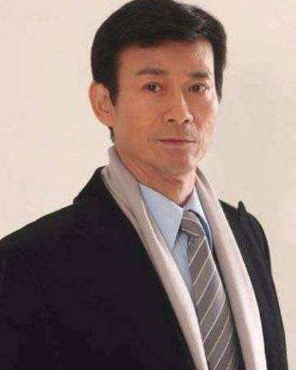 原创70岁刘松仁近照流出中风后身材消瘦30年好友米雪陪同爬山