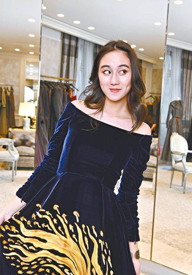 何鸿燊最小女儿何超欣21岁了,罕见亮相活动,时尚礼服惊艳众人_陈婷跟