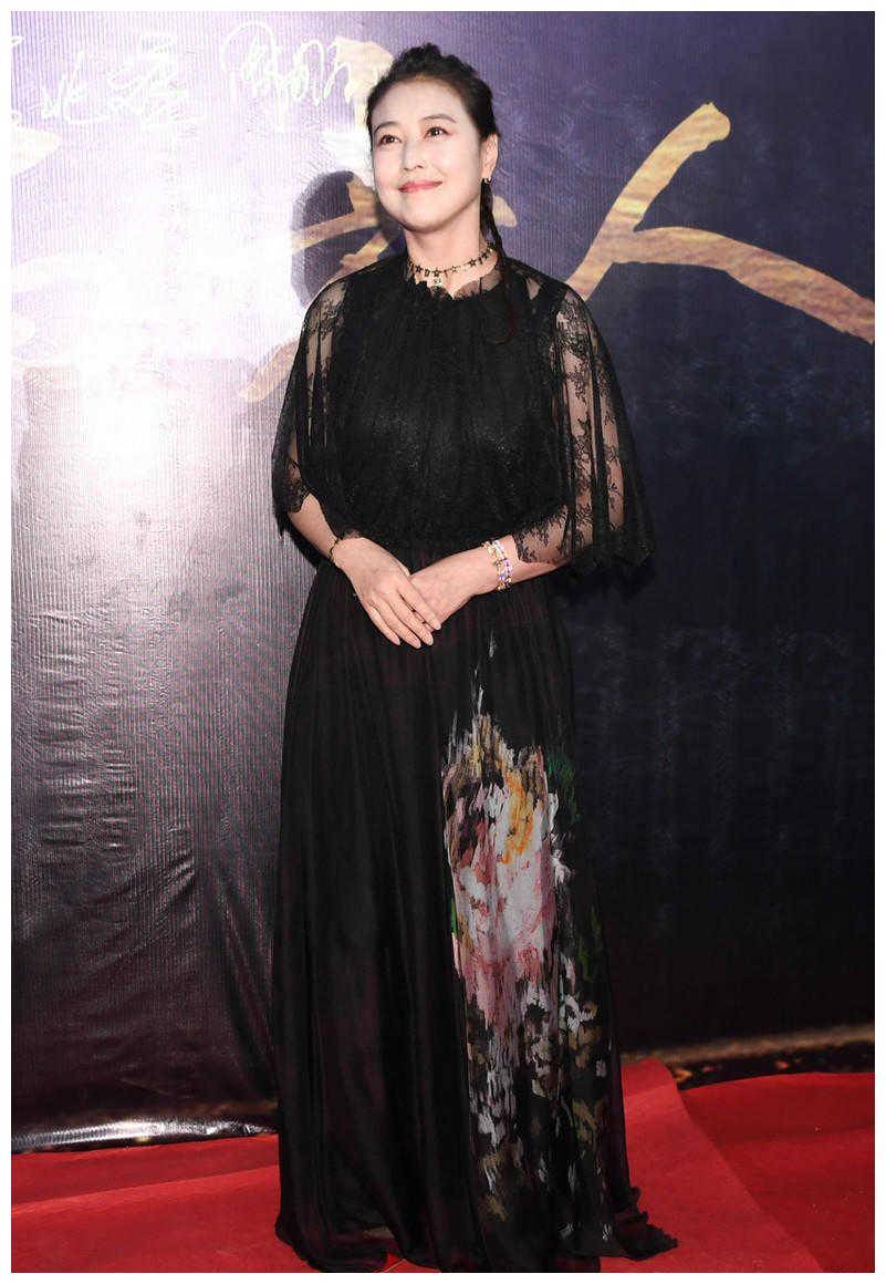 原创53岁周海媚一点不显老黑色蕾丝连衣裙优雅淑女高马尾减龄温柔