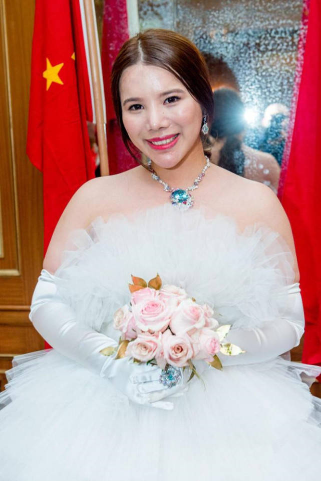 虽然被踩着男人上位的雷晚晚撞了名,但作为百亿家产继承人的余晚晚,才