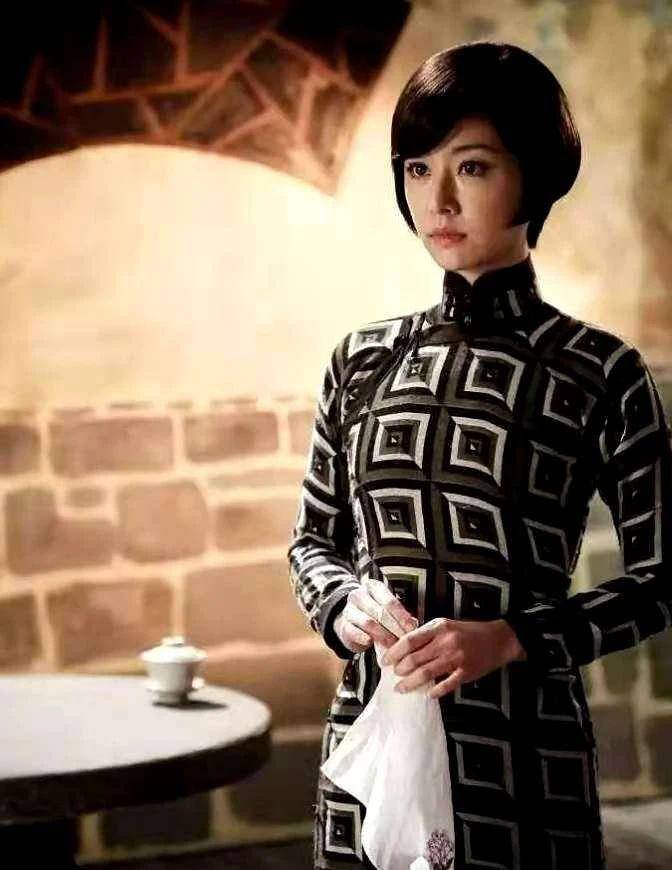 原创林心如身材好气质出众身穿修身旗袍美到惊艳女人味藏不住