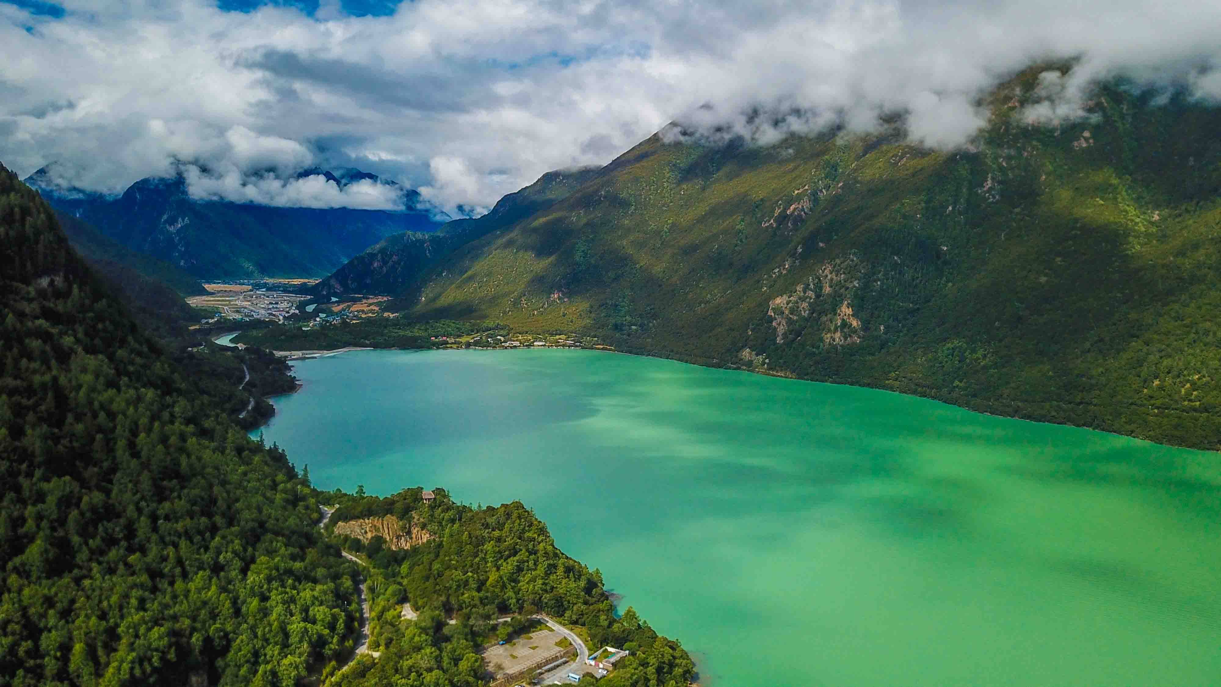 林芝地区超火的湖泊，有瑞士的风格，美丽景致成摄影爱好者的天堂