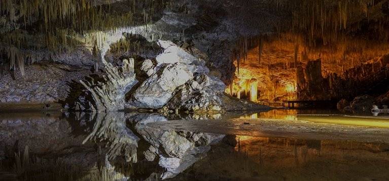 钟乳石,石笋猛犸洞里到处都是锥形钟乳石与石笋,厚厚的石瀑,带状晶体