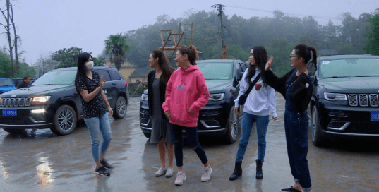 吴尊妻子上节目全程戴口罩生完两个孩子没办婚礼嫁明星太心酸