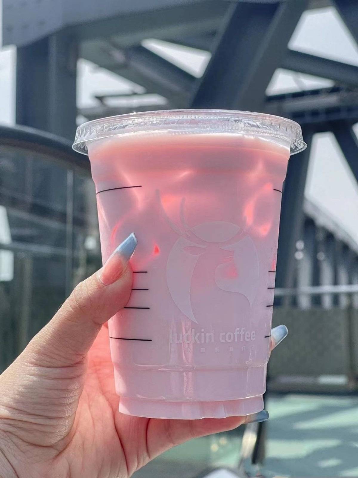0卡糖西瓜风味拥抱纯牛奶与椰浆,是一杯不含任何咖啡成分的小甜心