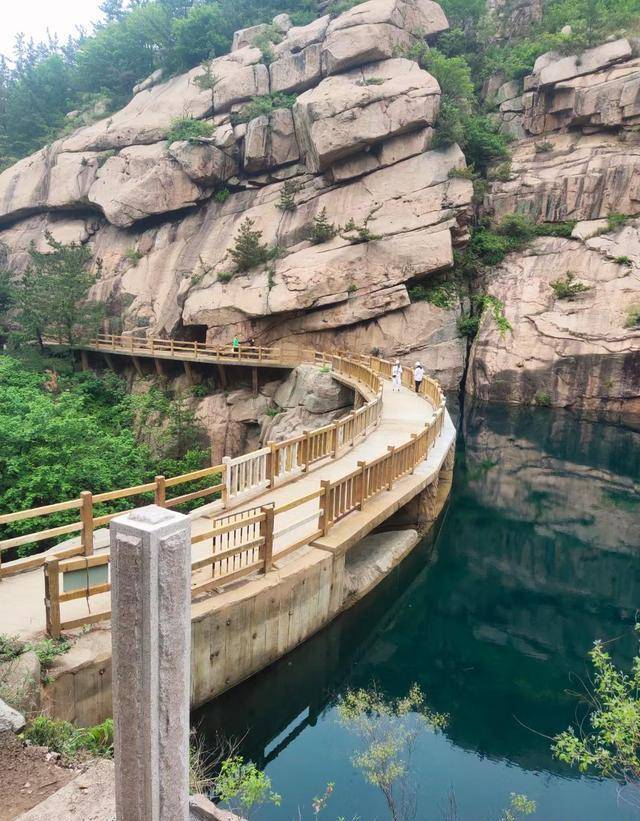 青岛崂山是一座傍海的仙山，四条旅游线路你喜欢哪条呢