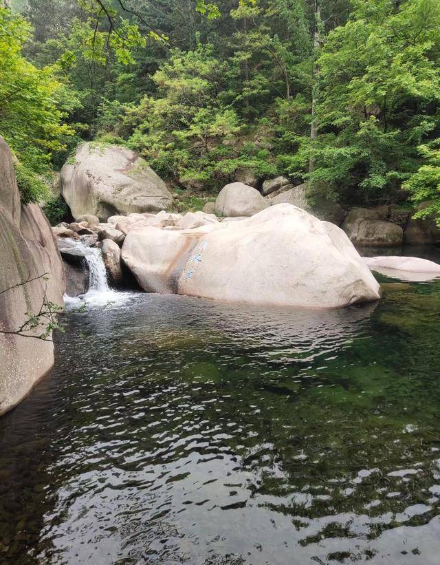 青岛崂山是一座傍海的仙山，四条旅游线路你喜欢哪条呢