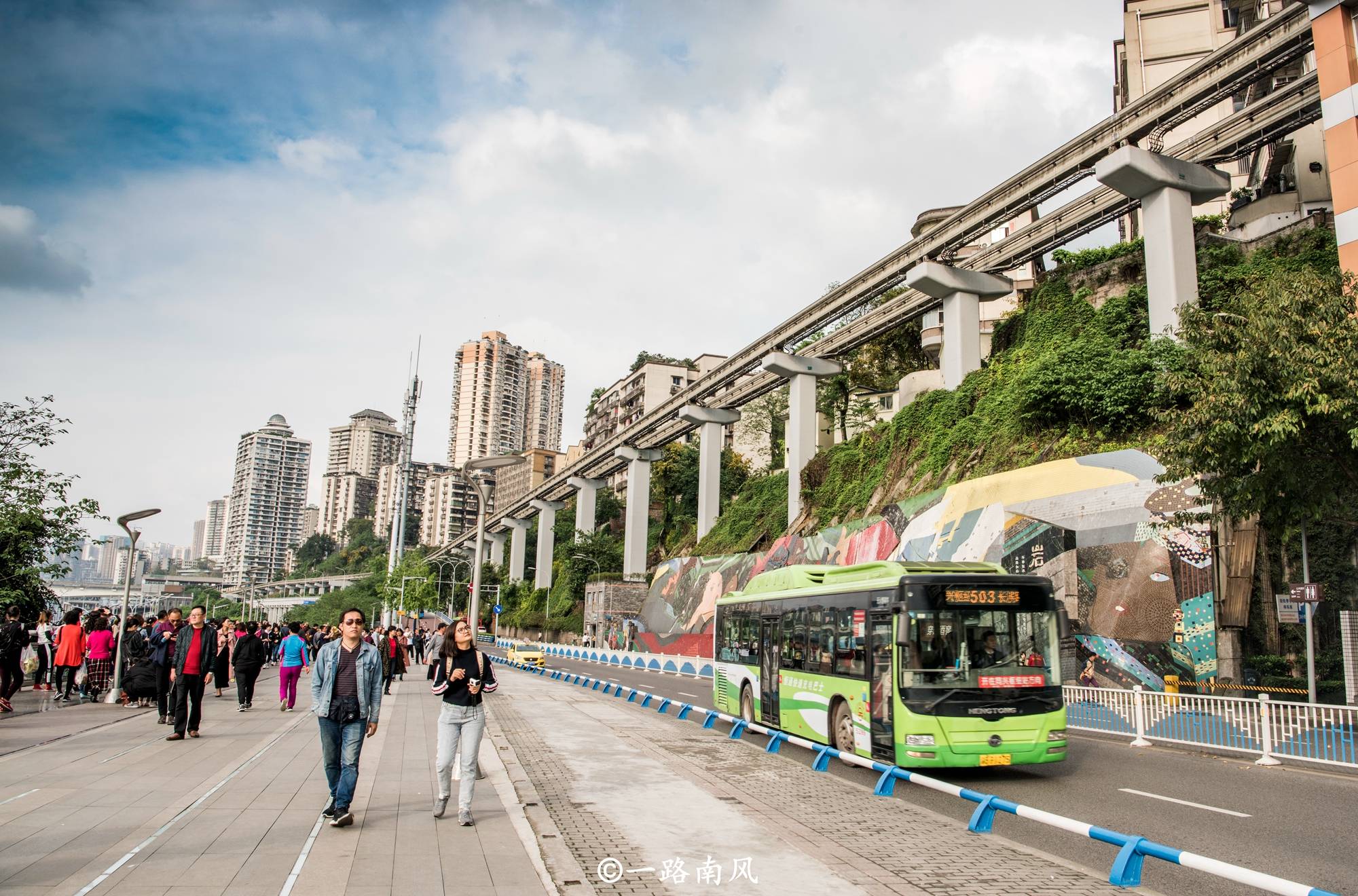 重庆母城渝中区，走路就像爬山锻炼身体，当地人想“偷懒”都很难