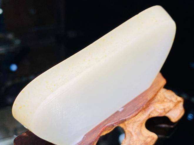 俄巴沙料和田玉仿籽中的战斗机