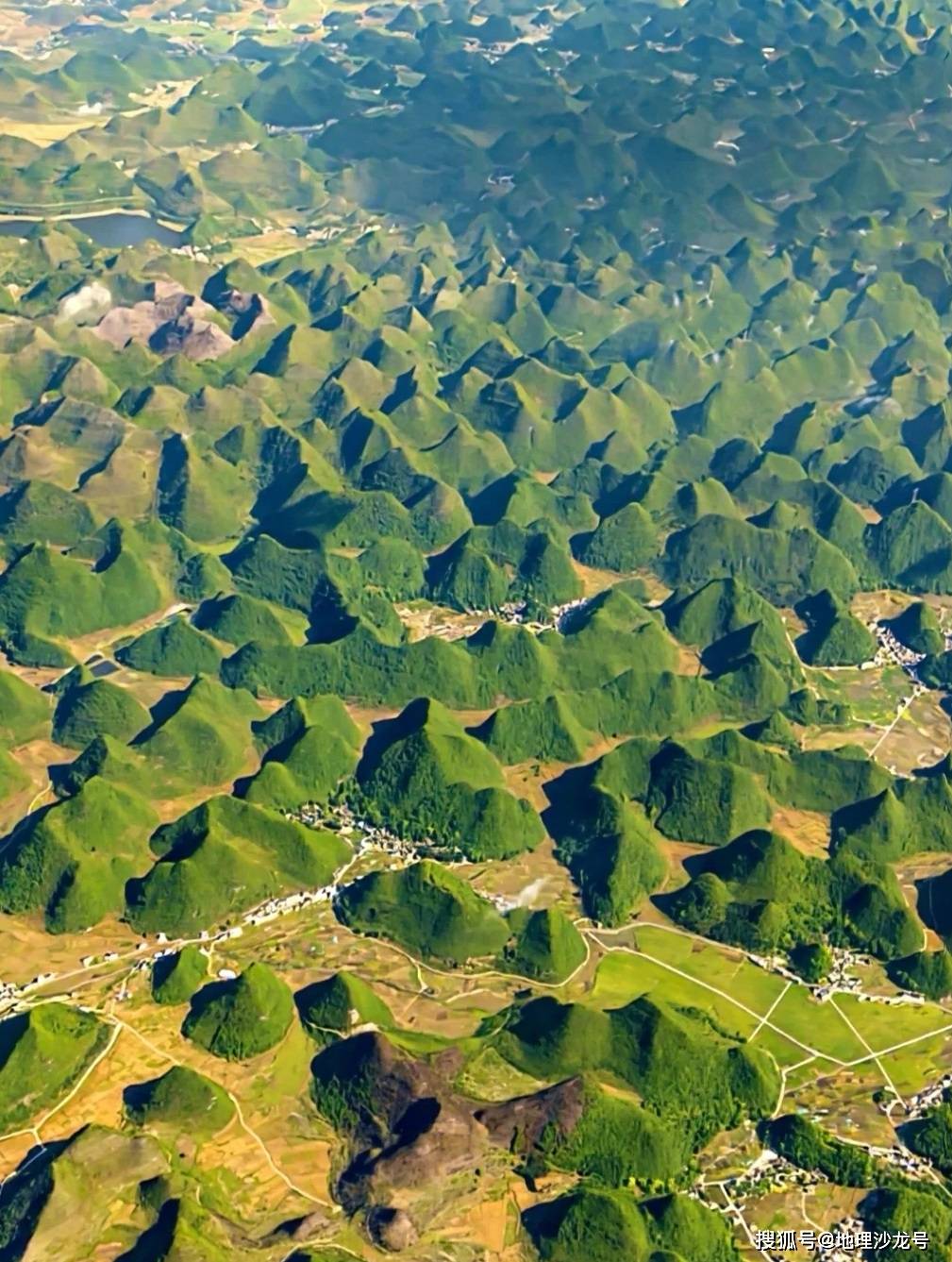 这张飞机上拍摄的照片所呈现的景观，真的是广西“十万大山”吗？