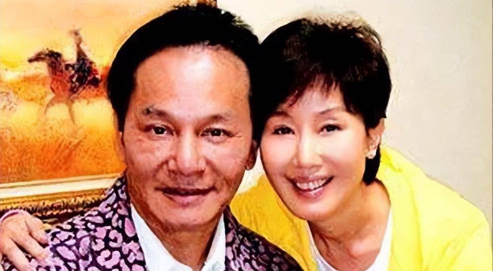 夏光莉和蓝文青只同居不结婚虽然众人极力反对,但夏光莉还是铁了心地