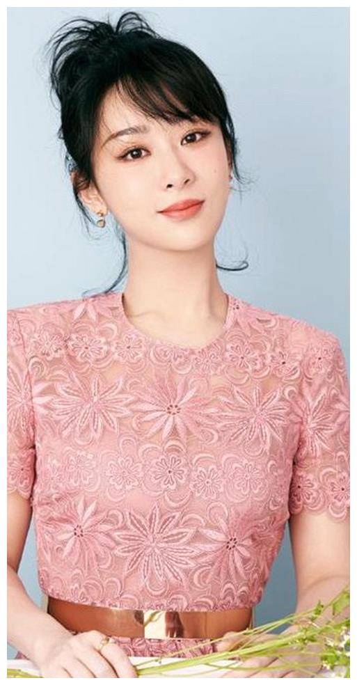 27岁的杨紫一袭粉色长裙,藏不住凹凸感,温柔浪漫有女人味