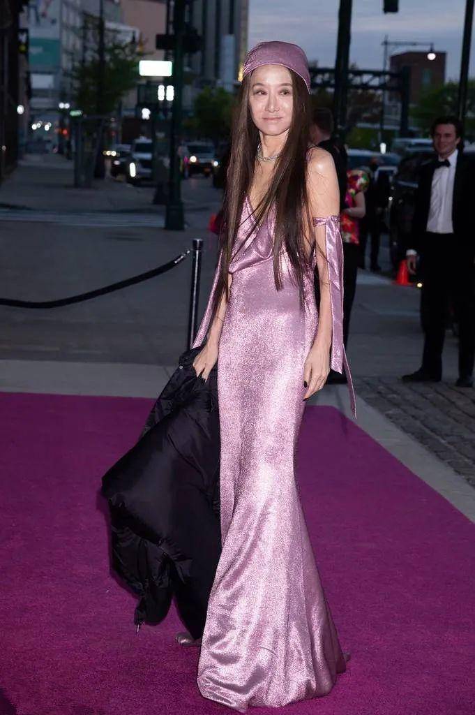 原创婚纱女王王薇薇72岁精神矍铄穿鱼尾裙气场全开皱纹难掩骨子美