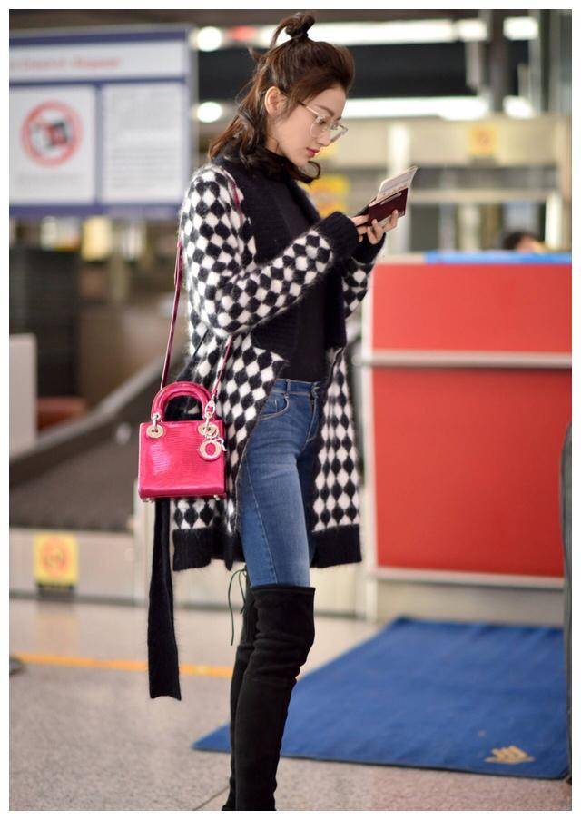 景甜真胆大,打底裤直接外穿拍写真,"奇葩造型"全靠过膝靴撑着_靴子