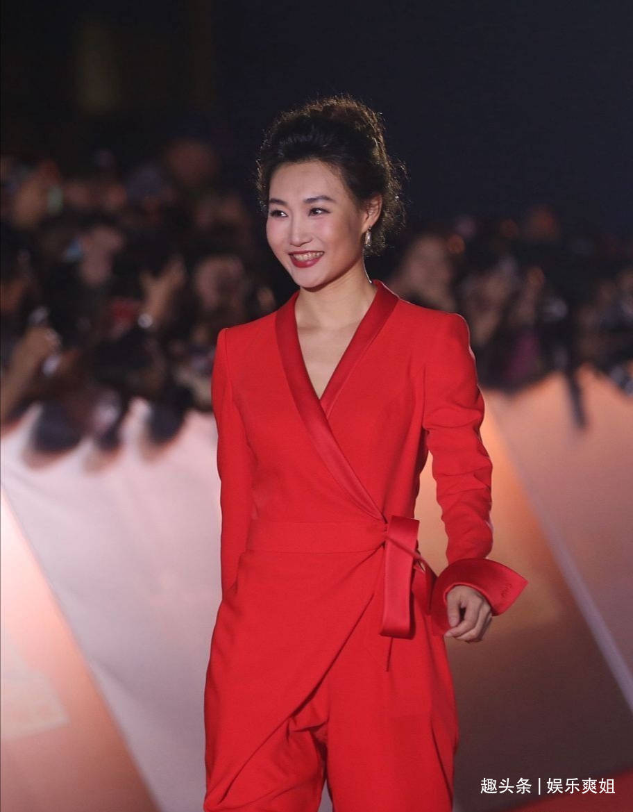 知名电视主播李梓萌,戴假发主持13年,知道她摘下头套长啥样吗?