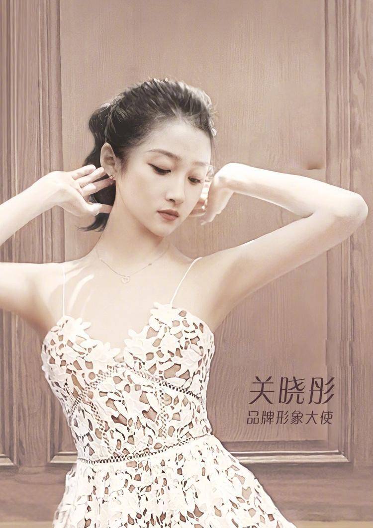 原创关晓彤最新代言照曝光穿着清凉不惧显身材皮肤白得发亮