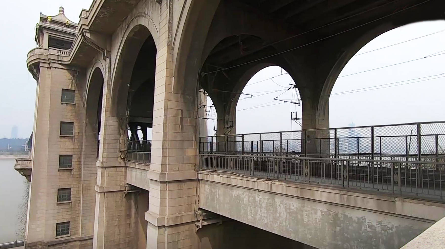 长江大桥上有座僻静的观景平台，近距离看火车驶过，充满武汉特色