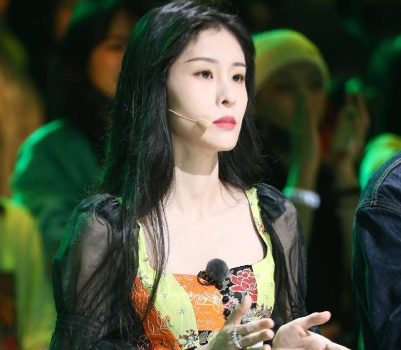 华晨宇依旧在《王牌对王牌》这个综艺里,而张碧晨最近也去录制新的