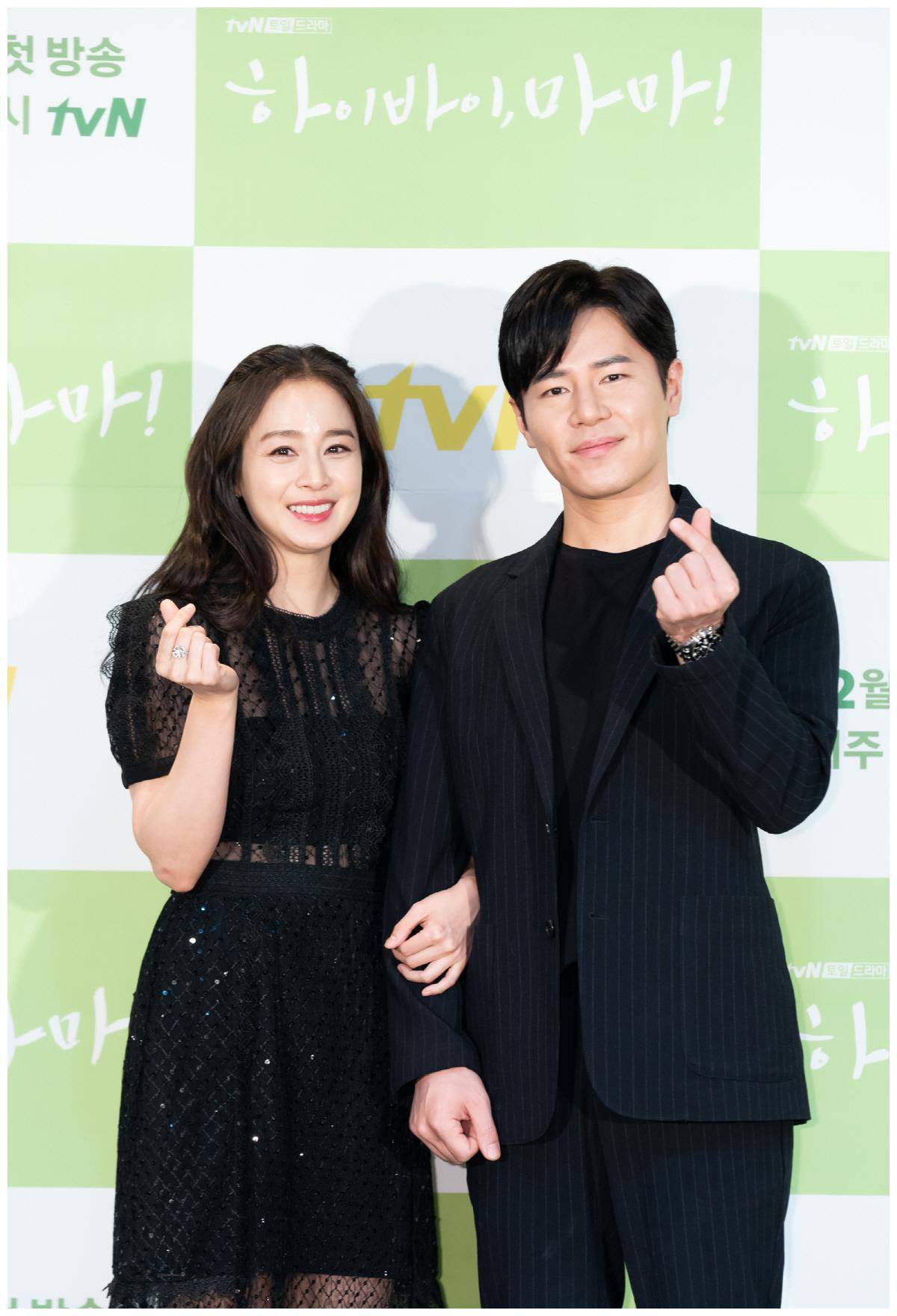 rain妻子金泰希产后发福,一袭小黑裙穿出水桶腰,双下巴抢眼_金泰熙