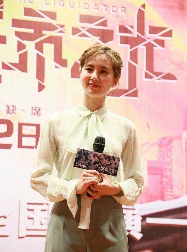 刘诗诗美得发光,而要走女人味路线的周笔畅挑衣服还是什么没眼光_裙子