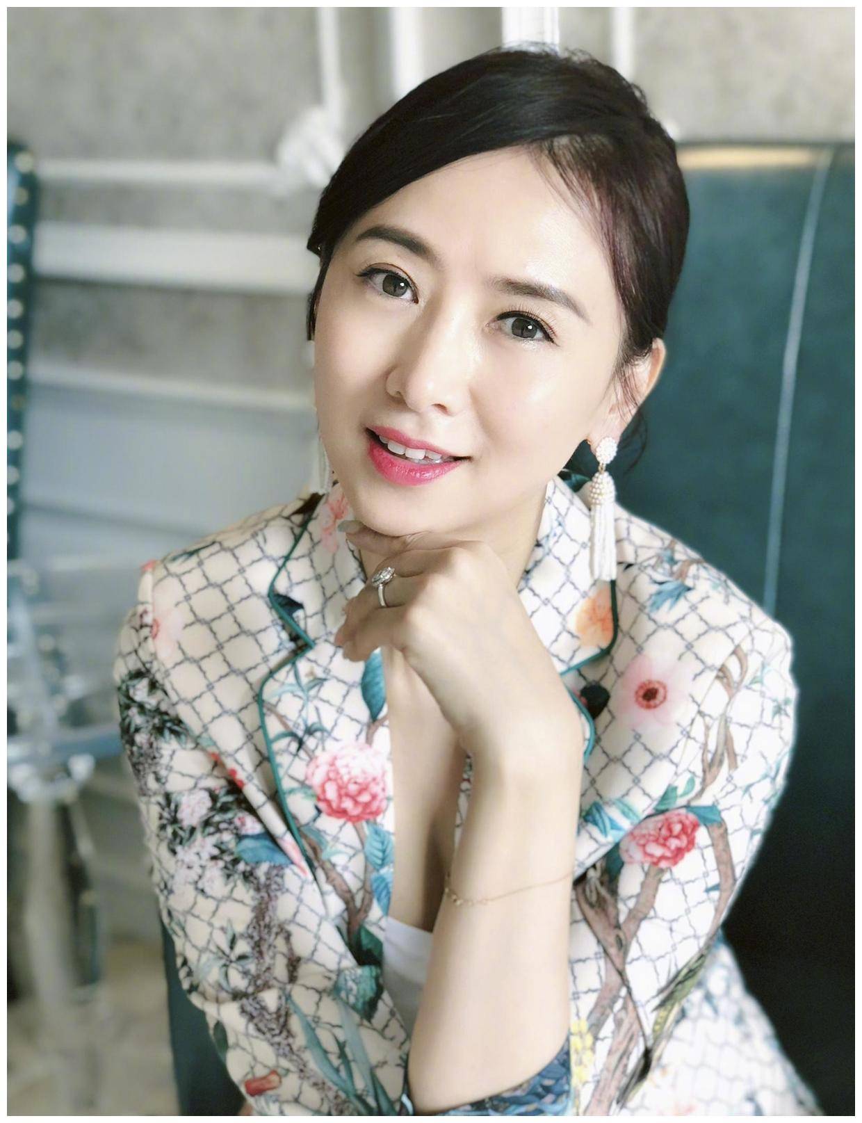 原创翁虹身材真有料身穿一些西服look凹凸感十足干练又时髦