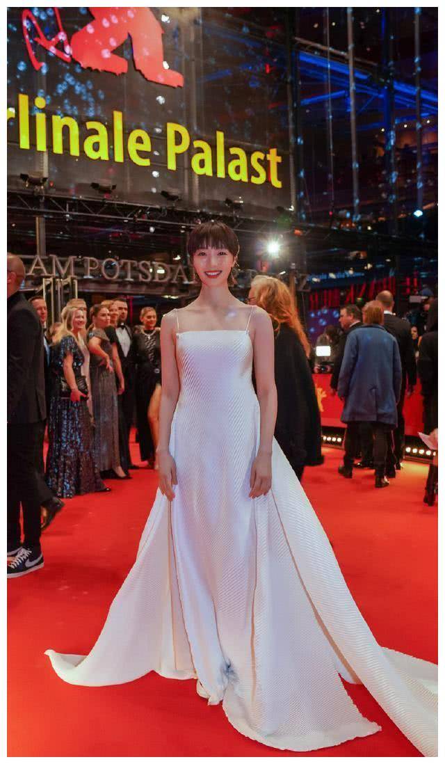 齐溪亮相柏林电影节,穿吊带抹胸裙优雅大气,踩帆布鞋却意外时髦