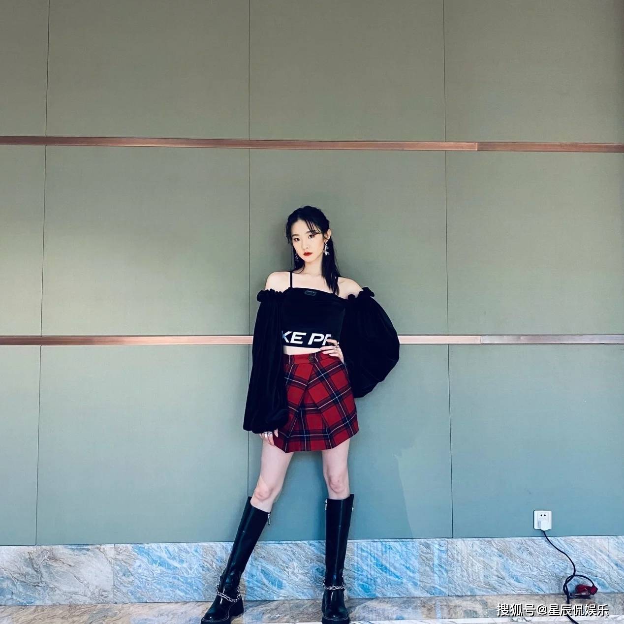 张艺凡私服真抗打丝绒露肩装格纹超短裙好霸气骑士靴显腿长