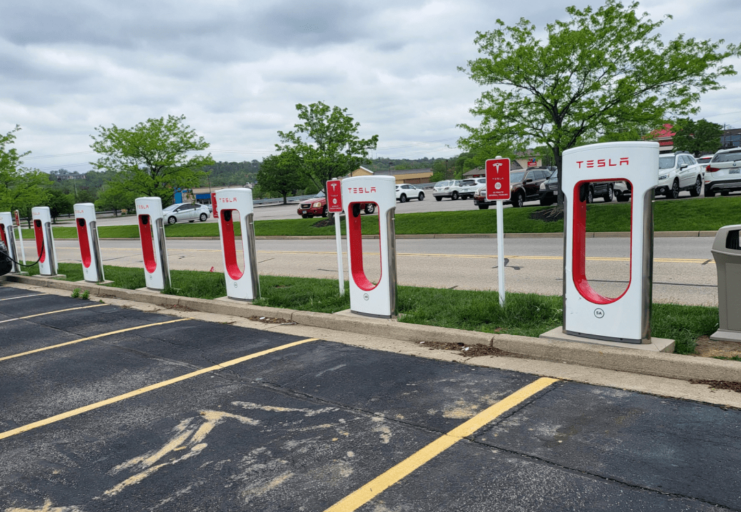 北美特斯拉超充站频遭黑手全部电缆线被割断