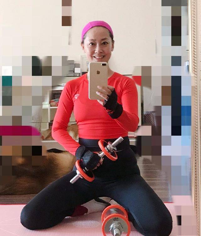 张卫健妻子晒素颜照,46岁皮肤状态很好,没有一点老年斑和皱纹!