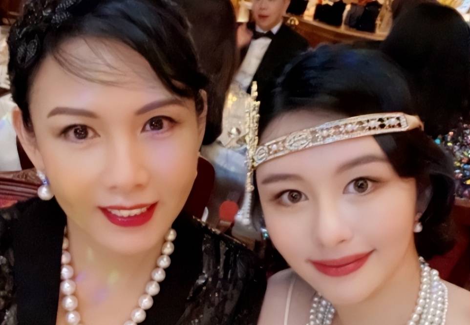 邱淑贞54岁生日,女儿沈月开心晒现场照,花束堆满地壮观如花园_母亲
