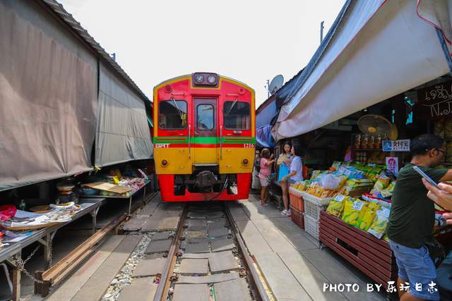 世界唯一“铁轨上的集市”，位于夜功府，现成泰国最热门网红景点