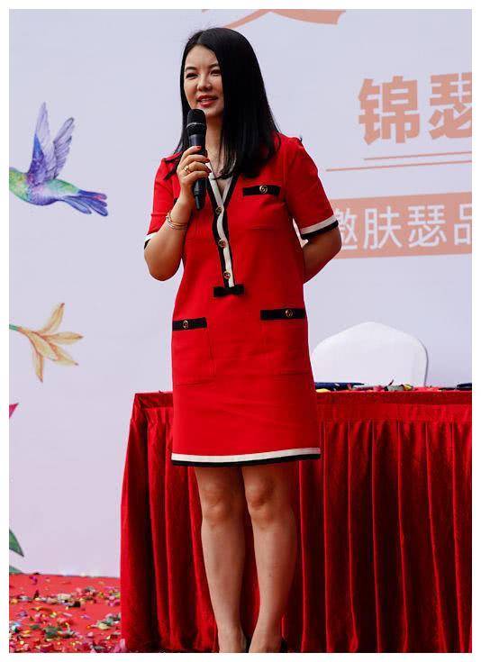 原创44岁李湘太高调裸色紧身裙撑得太满体重真的只有53kg